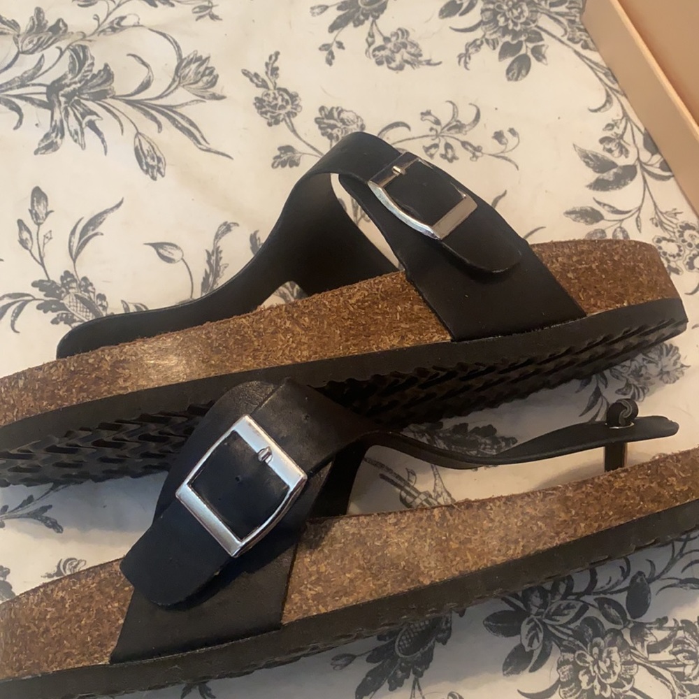 Sandles - Picture 3 of 4